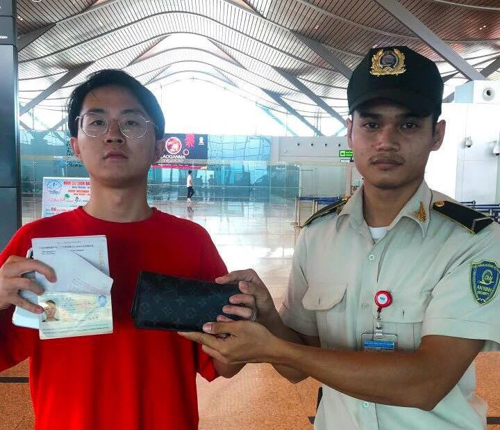 Nhân viên an ninh sân bay Cam Ranh trả gần 500 triệu đồng cho khách Trung Quốc